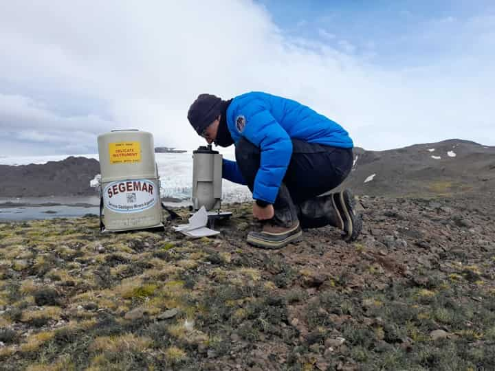 Geological and Geophysical Research in the Argentine Antarctic Sector